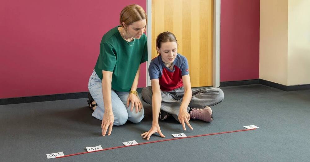 Lerntherapeutin und Kind im Duden Institut