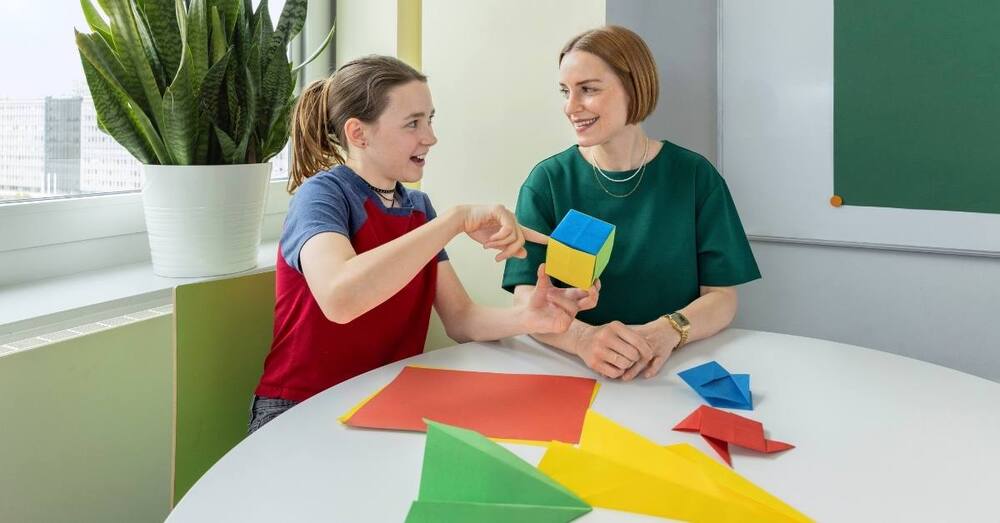 Lerntherapeutin und Kind im Duden Institut