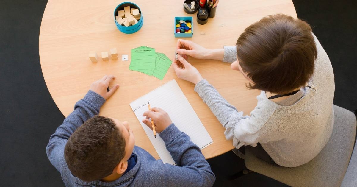 Lerntherapeutin und Kind im Duden Institut