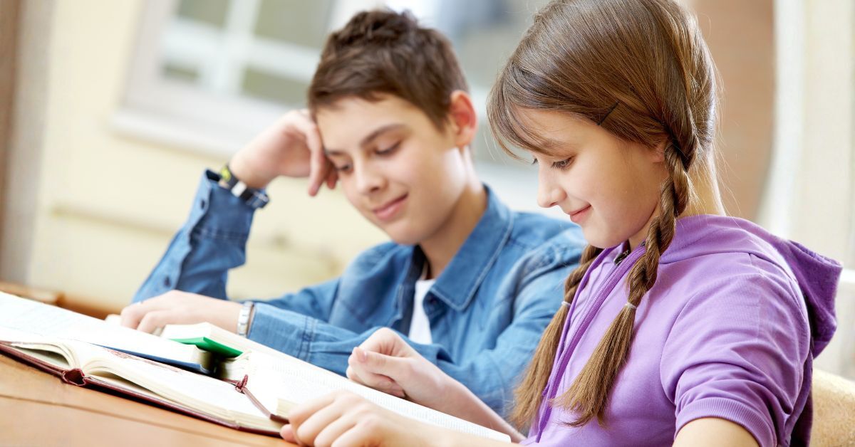 Zwei Jugendliche (ein Mädchen und ein Junge) lesen jeweils ein Buch.