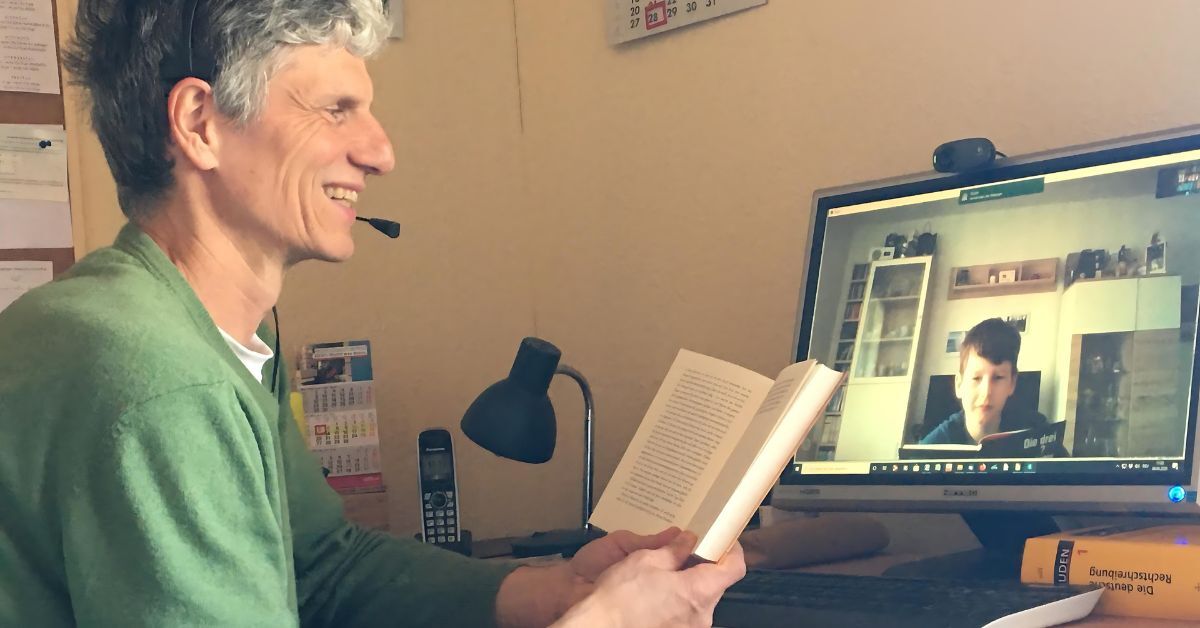 Ein Lerntherapeut übt das Tandemlesen via Video-Chat mit seinem Therapiekind.