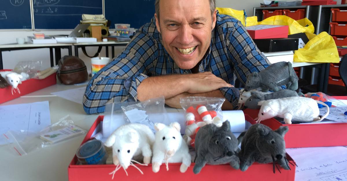 Johannes Hinkelammert in einem Klassenraum