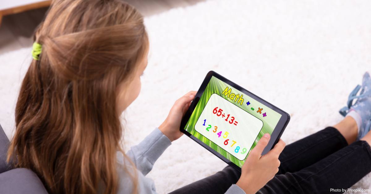 Mädchen benutzt eine Mathe-App auf dem Tablet.