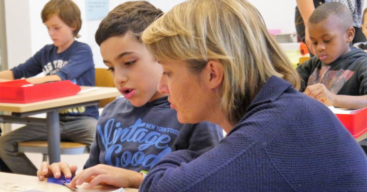 Titelbild: Lerntherapeutin Dr. Astrid Schröder und Schüler üben gemeinsam.